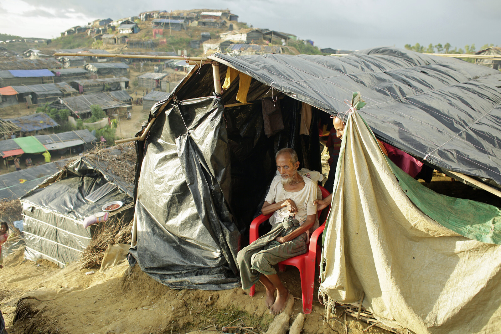 Hunderttausende Rohingya haben in Bangladesch Zuflucht gesucht; Ein Mann sitzt in seinem Zelt im Flüchtlingscamp