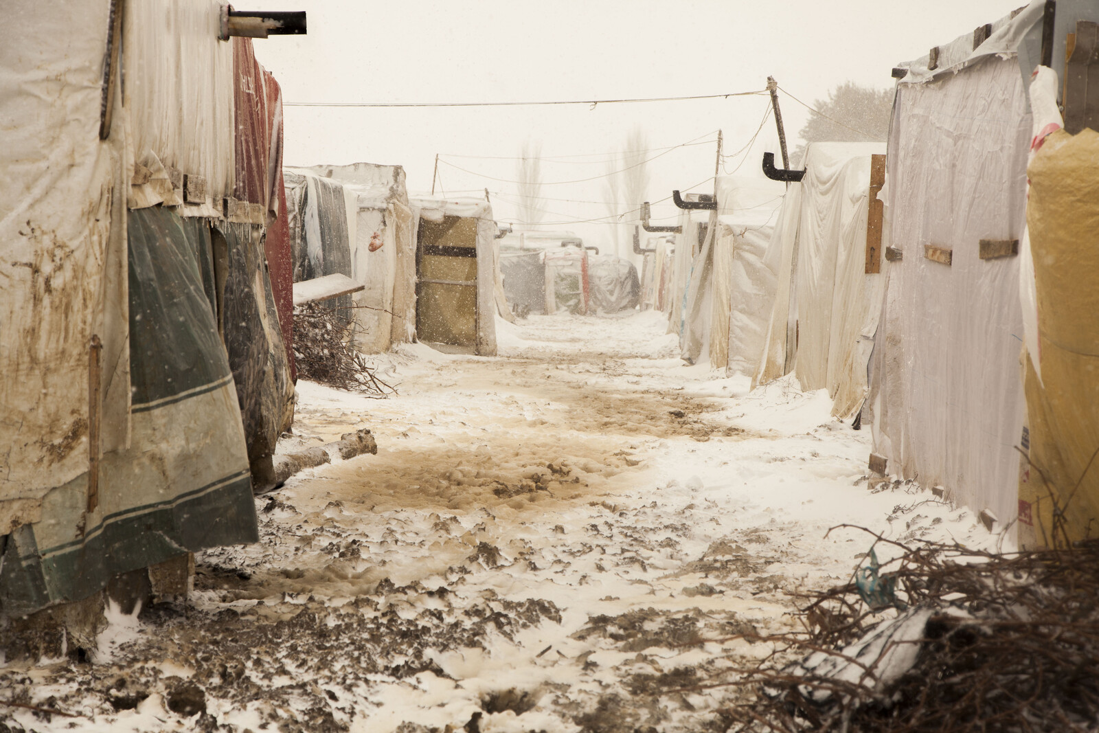 Schnee fällt in einem Flüchtlingslager im Irak. Der Winter ist lebensbedrohlich für die Flüchtlinge.