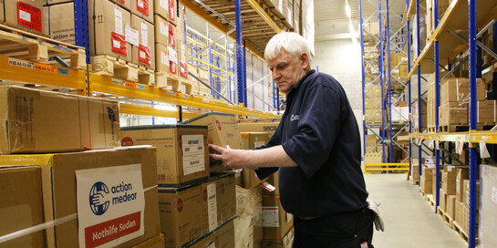 Ein Helfer von action medeor bereitet Lieferungen in den Sudan vor Ein Helfer von action medeor bereitet Lieferungen in den Sudan vor