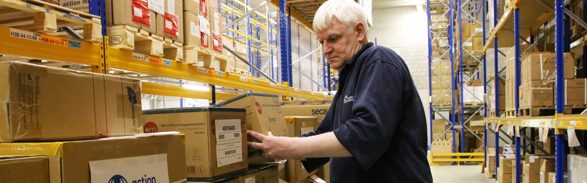 Ein Helfer von action medeor beim Versand von Hilfsgütern Ein Helfer von action medeor beim Versand von Hilfsgütern