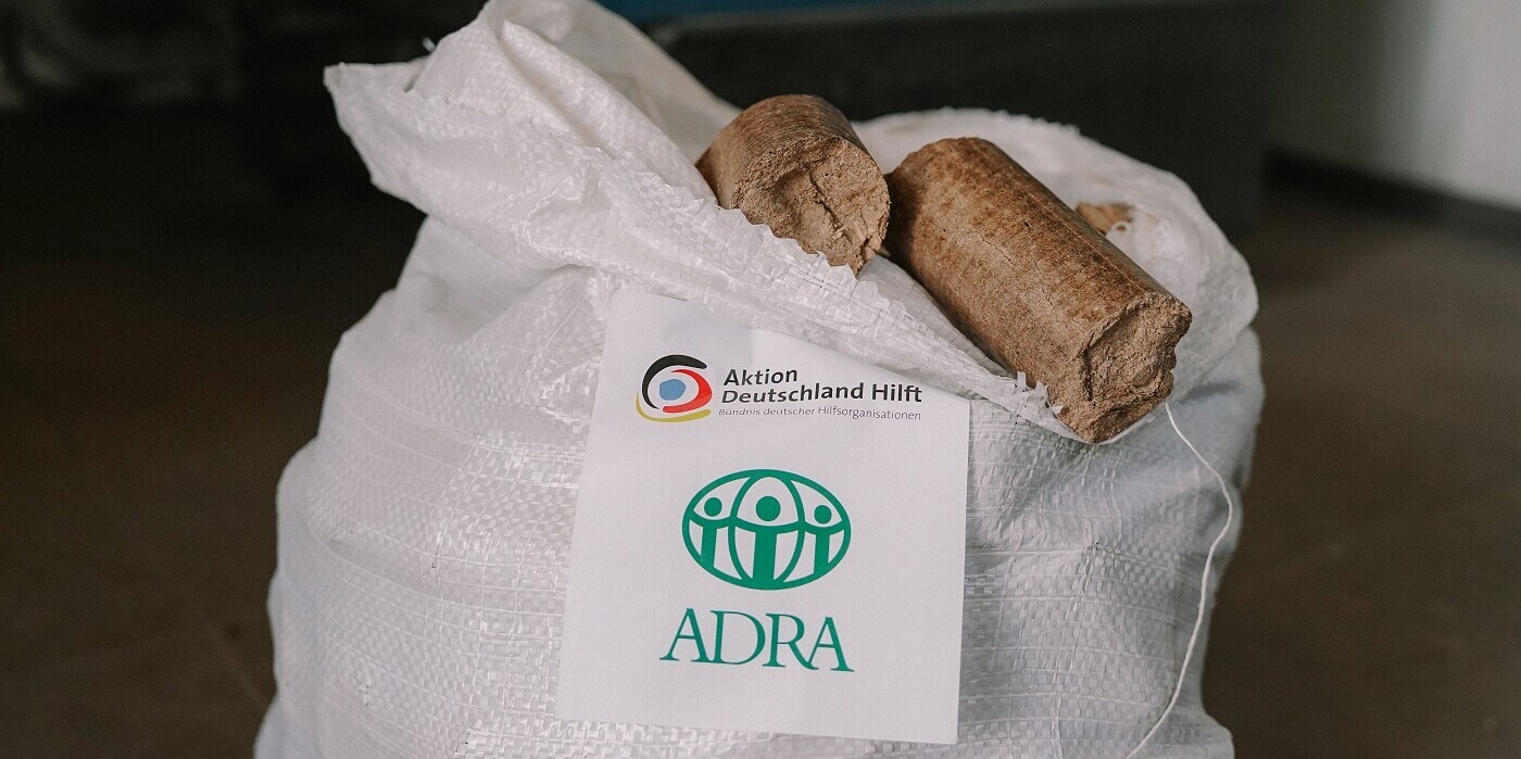 ADRA unterstützt Menschen in der Ukraine mit Heizholzpellets für den Winter