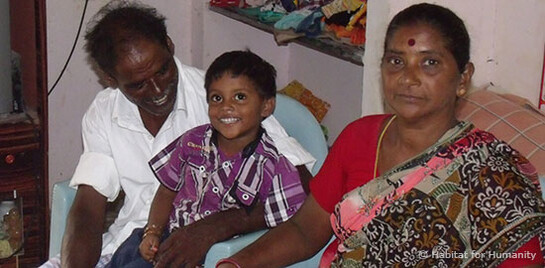 Rani und Sundaramurthy mit einem ihrer Enkelkinder in ihrem Haus in Killai