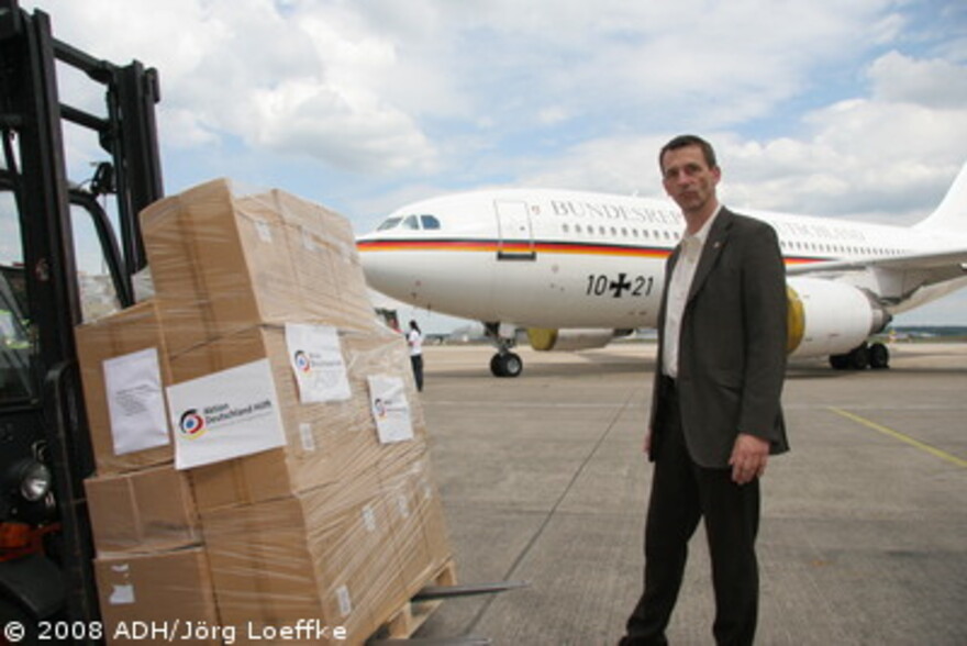 Zyklon in Birma: ADH Hilfsgüter werden zum Abtransport nach Birma verladen. Rechts Dr. Wolfgang Jamann