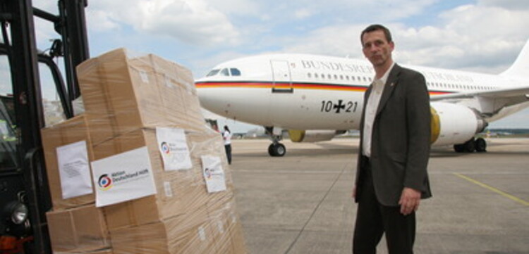 Zyklon in Birma: ADH Hilfsgüter werden zum Abtransport nach Birma verladen. Rechts Dr. Wolfgang Jamann