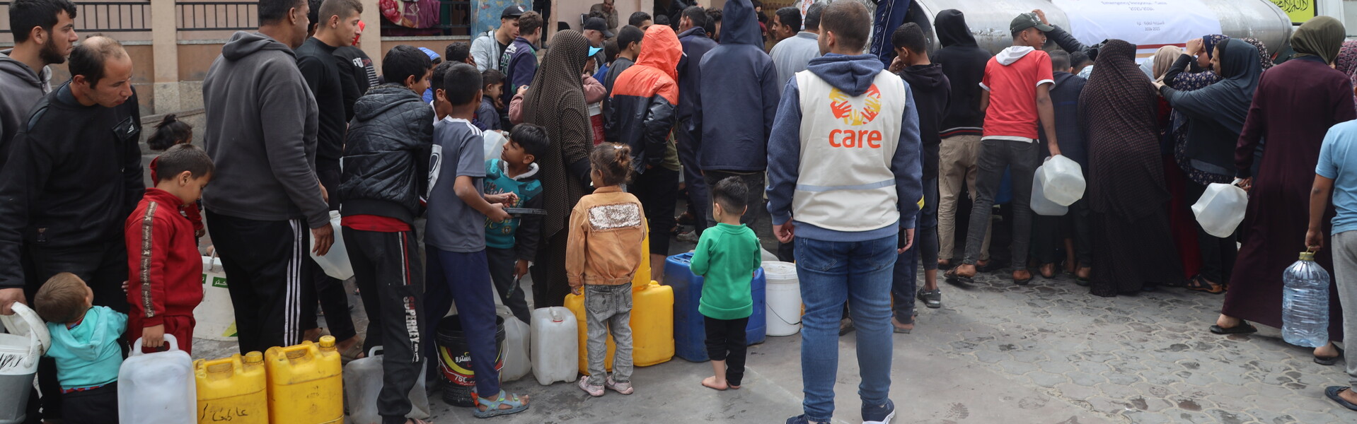 Helfer:innen im Gazastreifen verteilen sauberes Wasser