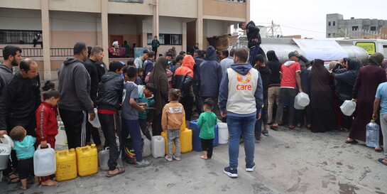Helfer:innen im Gazastreifen verteilen sauberes Wasser