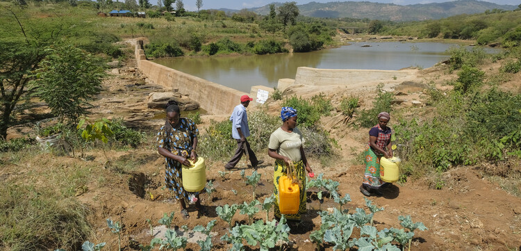 Hilfsprojekt in Kenia: Bau eines Damms verbessert Wasserversorgung der Menschen