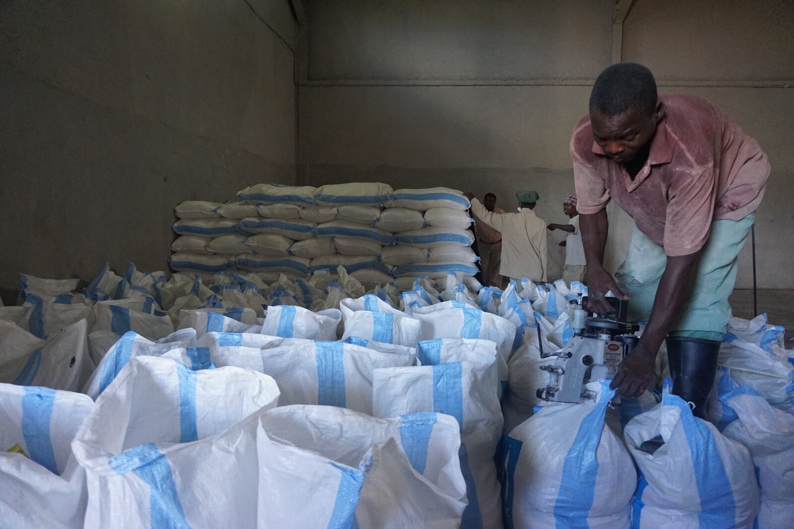 Ein Helfer mit Hilfsgütern in Malawi
