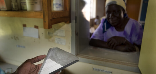 Medikamente werden während HungersnoMedikamente werden während Hungersnot in Südafrika ausgeteilt.t in Südarfika ausgeteilt.