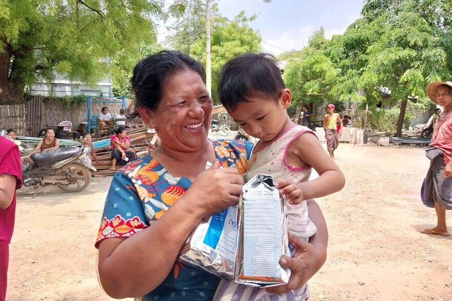 Eine Frau mit ihrem Kind erhält nach dem Erdbeben in Myanmar eine Hilfslieferung von World Vision Eine Frau mit ihrem Kind erhält nach dem Erdbeben in Myanmar eine Hilfslieferung von World Vision
