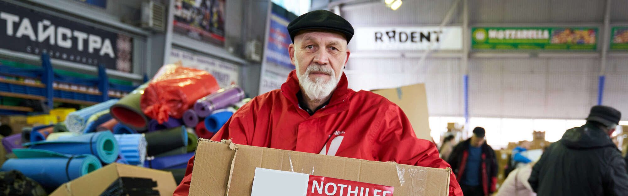 Ein Helfer mit einem Paket für die Menschen aus der Ukraine