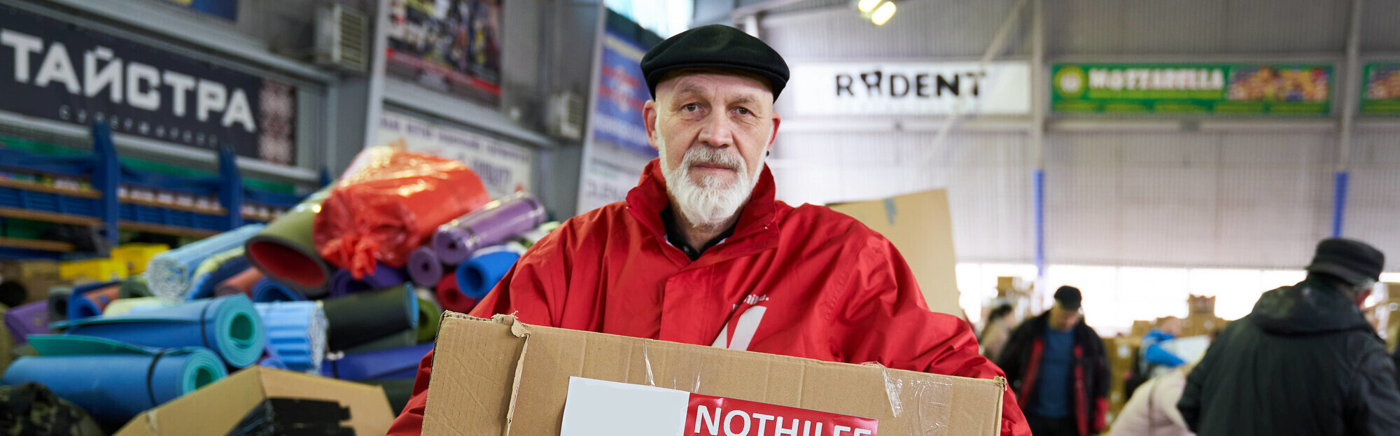 Ein Helfer mit einem Paket für die Menschen aus der Ukraine