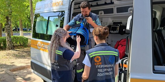 Helfer:innen der Hilfsorganisation CARE laden in der Ukraine Hilfsgüter aus einem Wagen