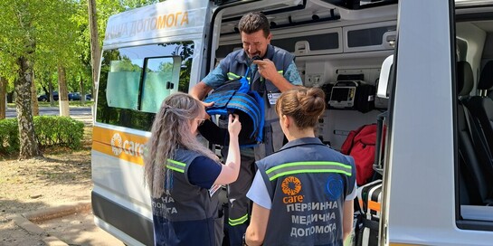 Helfer:innen der Hilfsorganisation CARE laden in der Ukraine Hilfsgüter aus einem Transporter