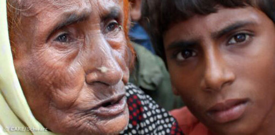 Flut Pakistan: Alte Dame und Junge
