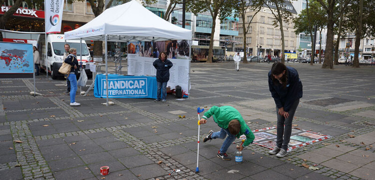 Handicap International zeigte in dem Parcours „Menschen mit Behinderungen“, wie wichtig das Thema Inklusion in der Katastrophenhilfe ist