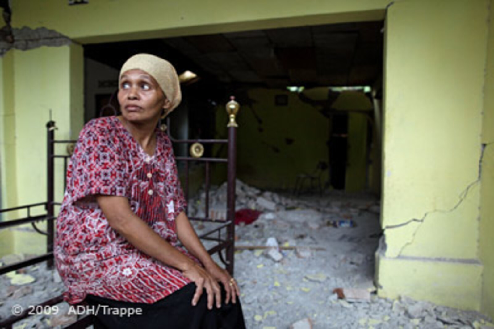 Katastrophen Südostasien: Frau in ihrem zerstörten Haus