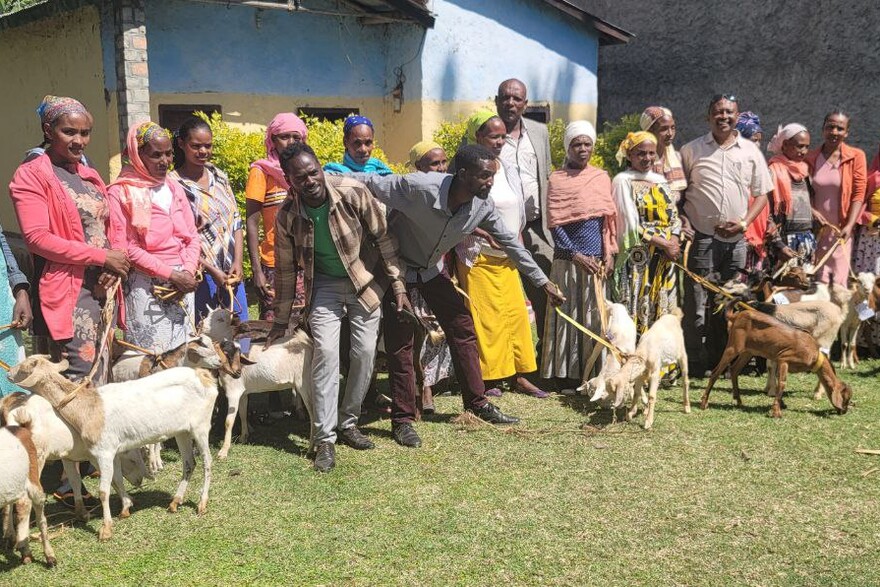 Menschen nehmen in Äthiopien an einem Hilfsprogramm zur Ernährungssicherheit teil