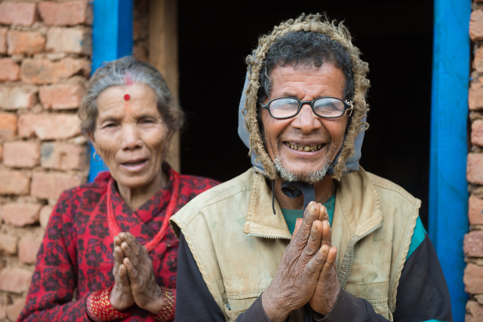 Ein Jahr nach dem Erdbeben in Nepal bedankt sich ein älteres Ehepaar für die Hilfe der Organisationen.