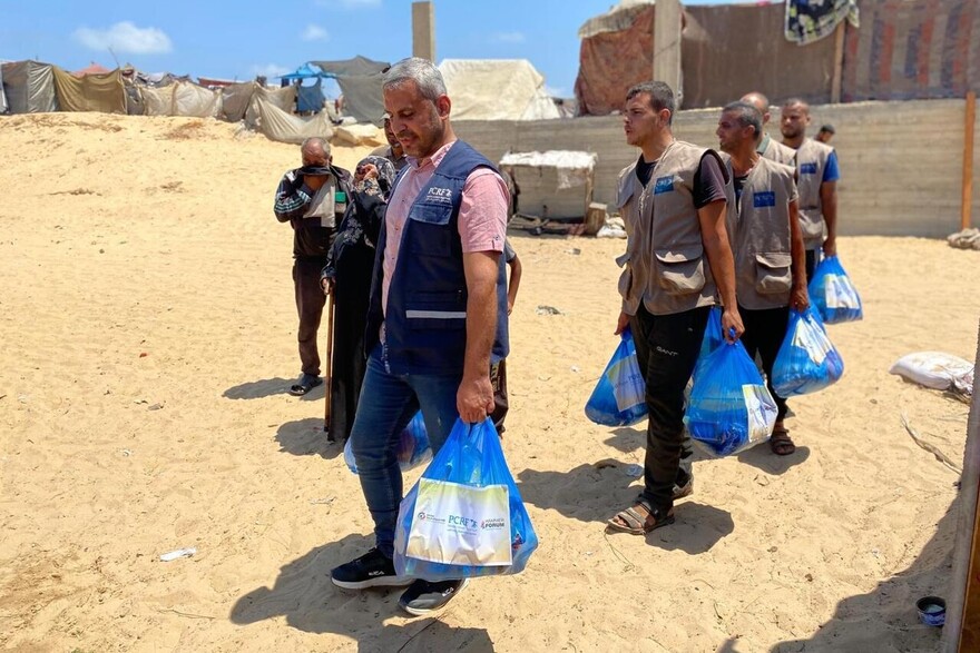 Helfer im Gaza verteilen Lebensmittelpakete