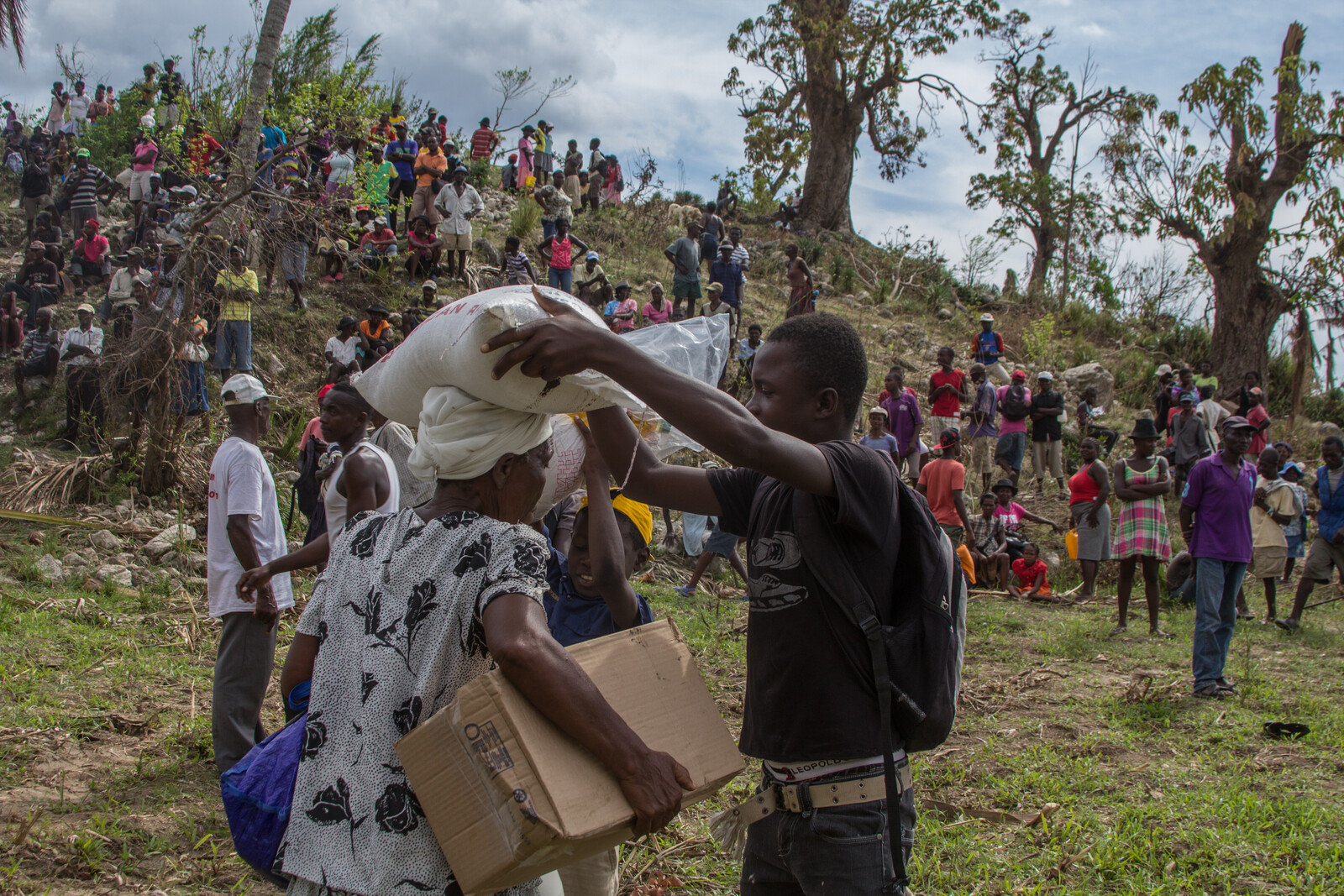 Hilfsgüter wie Nahrung werden auch in entlegenen Gebieten so schnell wie möglich verteilt, damit keine Hungersnot ausbricht.