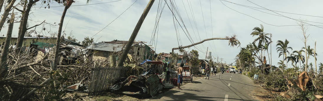 Zerstörte Oberleitungen nach dem Taifun Haiyan auf den Philippinen Zerstörte Oberleitungen nach dem Taifun Haiyan auf den Philippinen