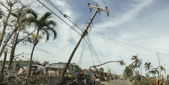 Zerstörte Oberleitungen nach dem Taifun Haiyan auf den Philippinen
