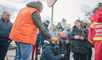 Helfer von World Vision versorgen geflüchtete Menschen aus der Ukraine