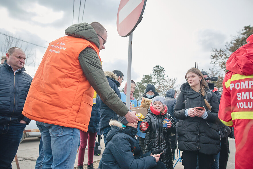 Ein Helfer verteilt Lebensmittel an der ukrainischen Grenze Ein Helfer verteilt Lebensmittel an der ukrainischen Grenze