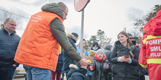 Helfer von World Vision versorgen geflüchtete Menschen aus der Ukraine