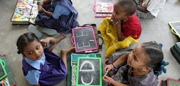 5 Jahre nach dem Tsunami in Indien: Schüler beim Unterricht