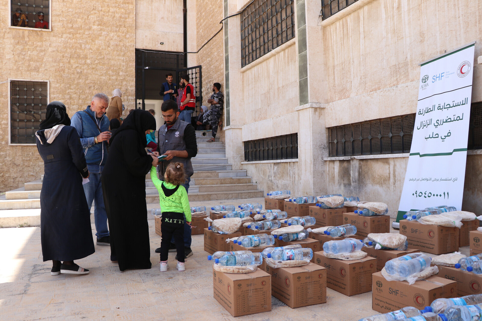 Essenspakete stehen nach den Erbeben für Menschen in Not in Syrien bereit