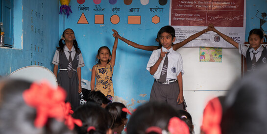 Mädchen und Jungen in einem Kinderzentrum im Slum im Stadtteil Andheri in Mumbai, Indien
