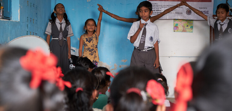 Mädchen und Jungen in einem Kinderzentrum im Slum im Stadtteil Andheri in Mumbai, Indien