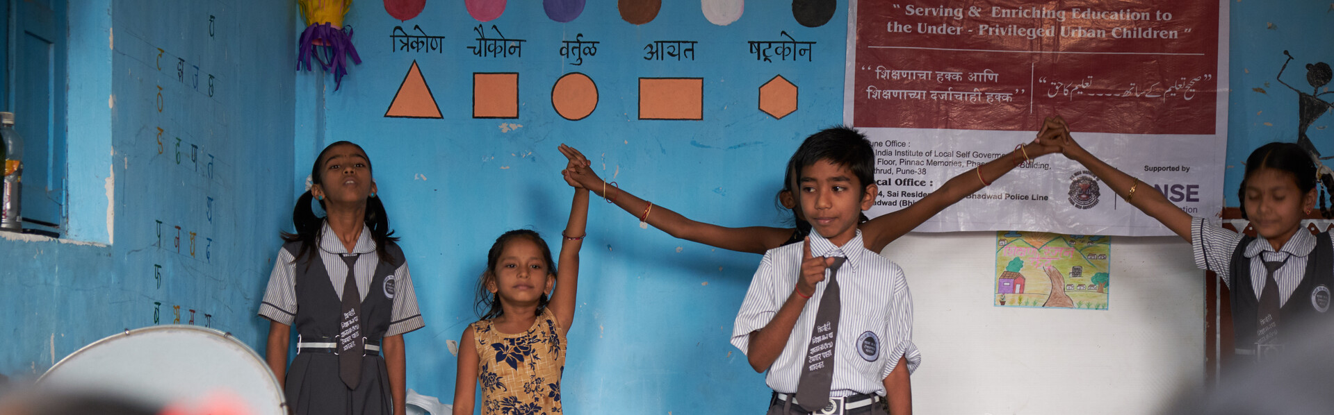 Mädchen und Jungen in einem Kinderzentrum im Slum im Stadtteil Andheri in Mumbai, Indien