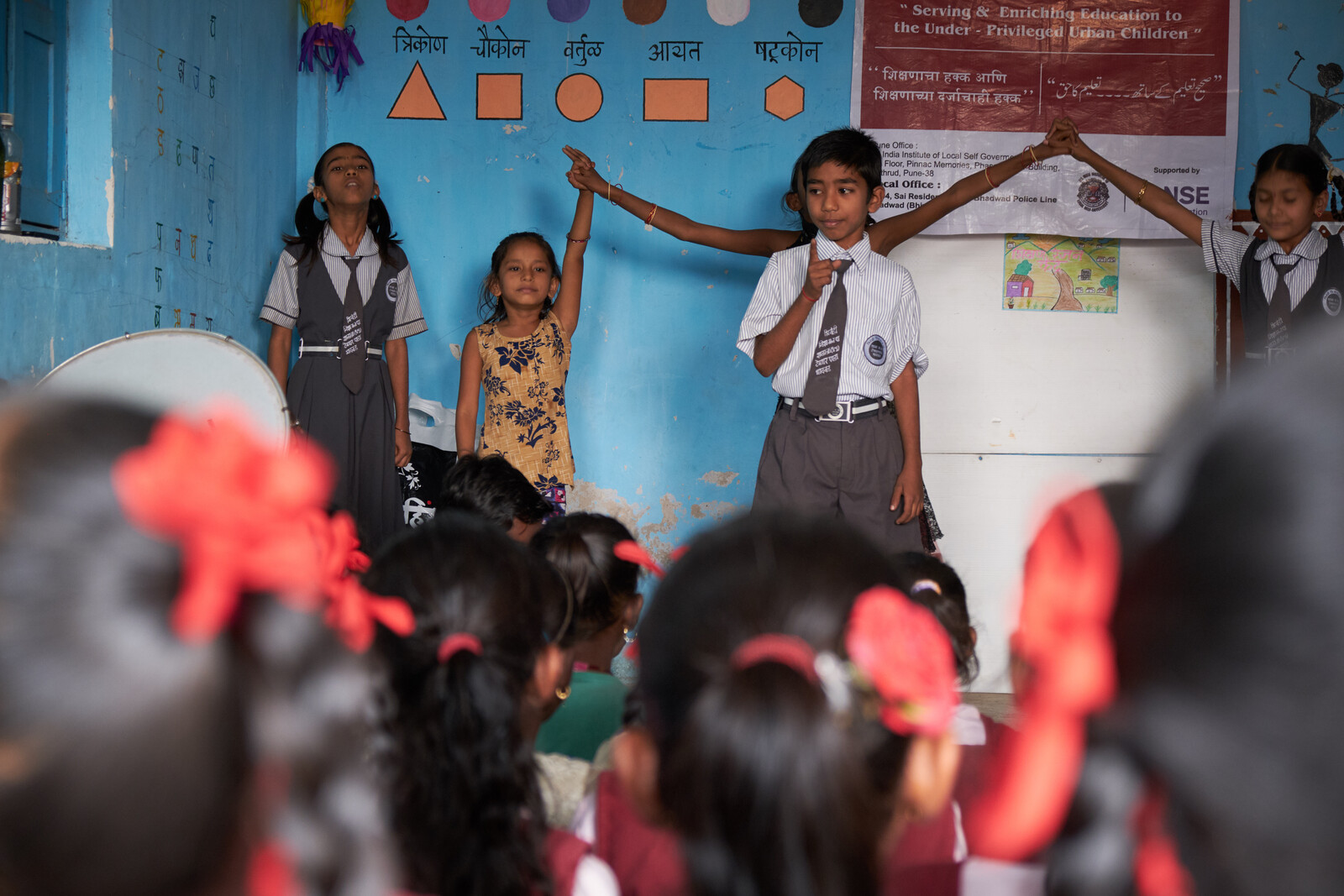 Mädchen und Jungen in einem Kinderzentrum im Slum im Stadtteil Andheri in Mumbai, Indien