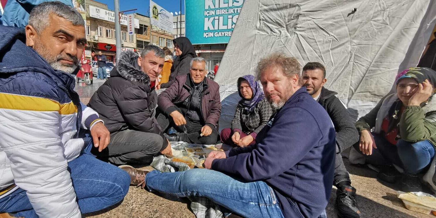 Markus Bremers von action medeor hilft nach dem Erdbeben in der Türkei bei der Lebensmittelverteilung