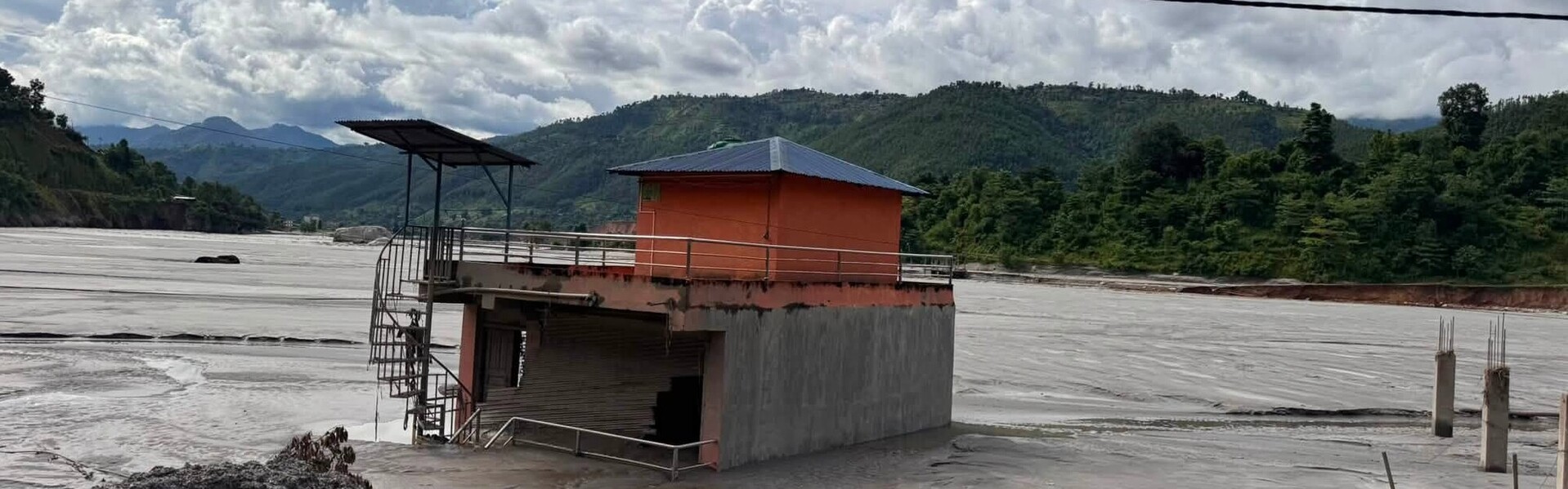 Nach der Sturzflut in Nepal sind Häuser und Gebäude zerstört Nach der Sturzflut in Nepal sind Häuser und Gebäude zerstört