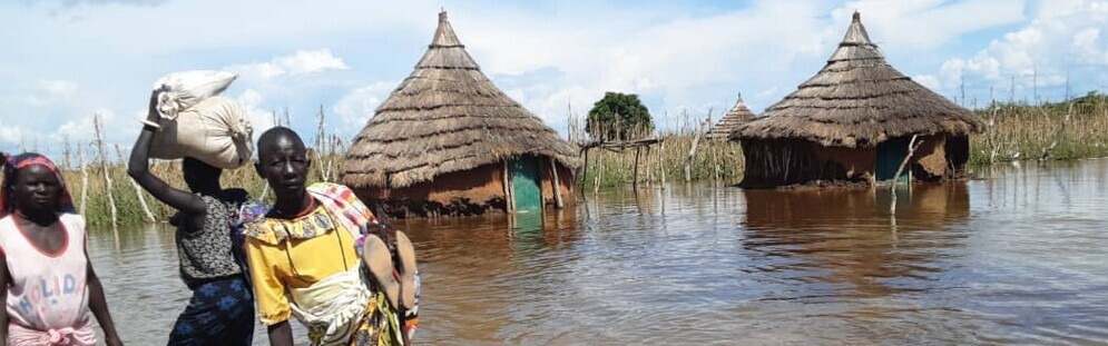 Menschen im Südsudan fliehen vor den Überschwemmungen, Copyright Help – Hilfe zur Selbsthilfe