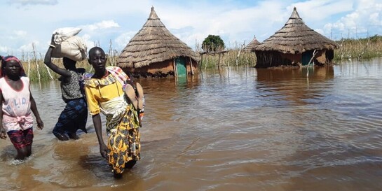 Menschen im Südsudan fliehen vor den Überschwemmungen, Copyright Help – Hilfe zur Selbsthilfe