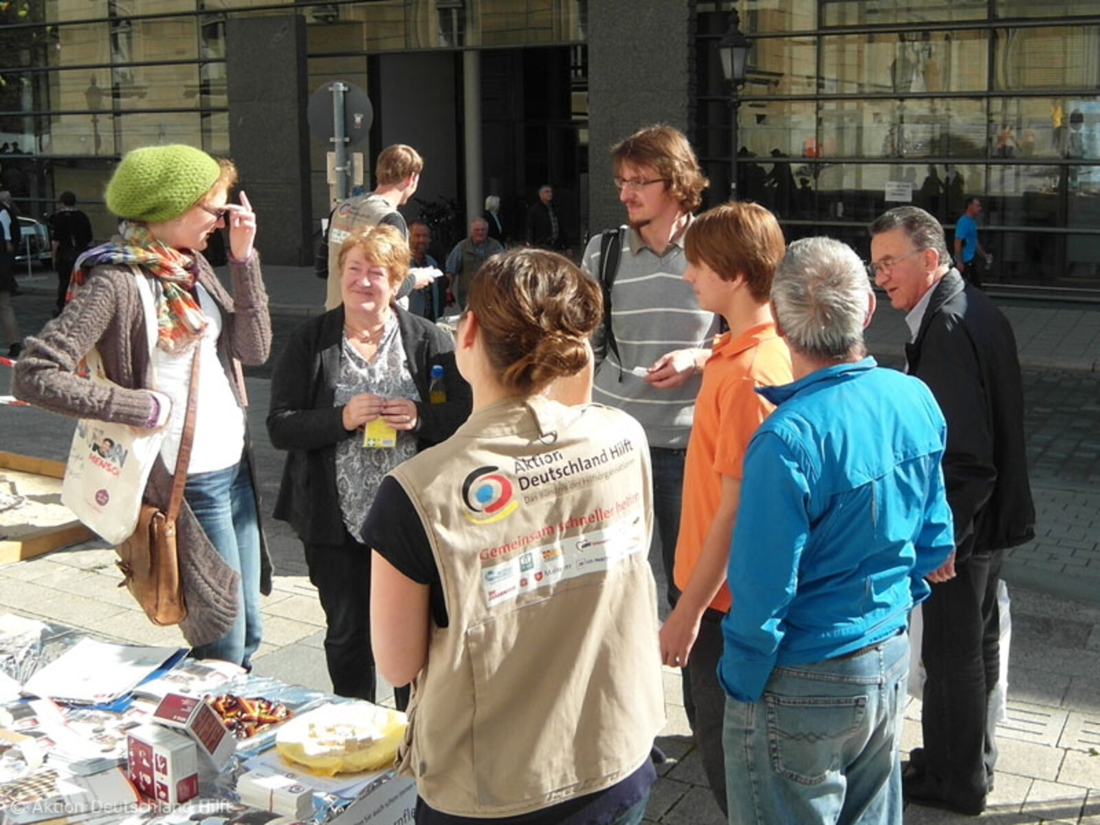 Besucher am Stand von Aktion Deutschland Hilft