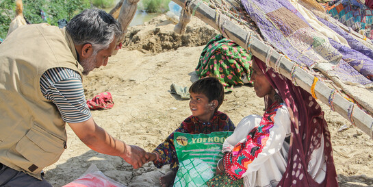 Ein Mitarbeiter von LandsAid unterstützt die Betroffenen der Flutkatastrophe in Pakistan 