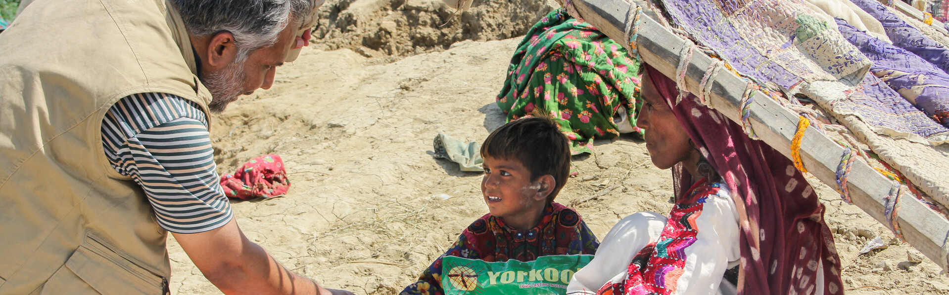 Ein Mitarbeiter von LandsAid unterstützt die Betroffenen der Flutkatastrophe in Pakistan 