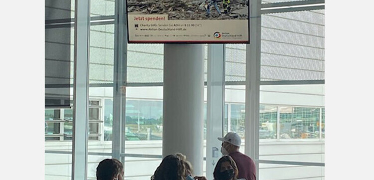 Cittadino schaltet im Boardingbereich eines Flughafens Werbung für Aktion Deutschland Hilft Cittadino schaltet im Boardingbereich eines Flughafens Werbung für Aktion Deutschland Hilft