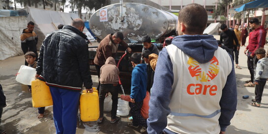 Menschen im Gazastreifen erhalten Trinkwasser von der Hilfsorganisation CARE 