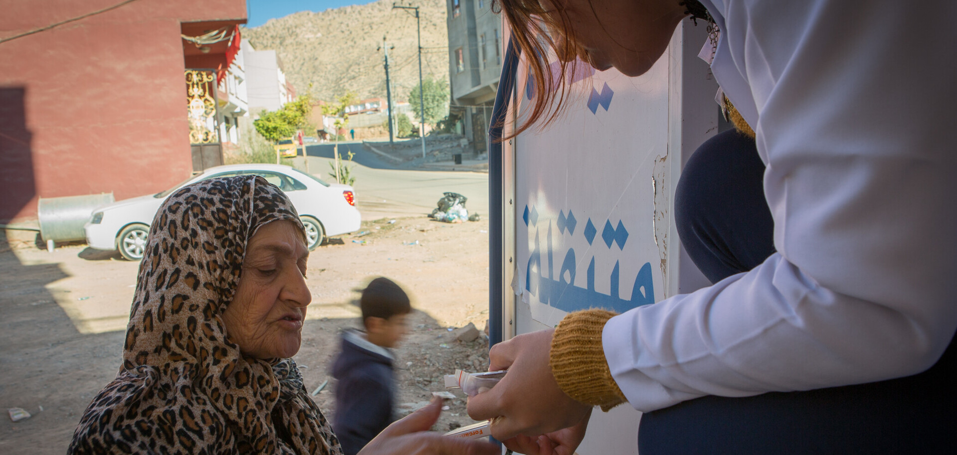 Frau erhält medizinische Versorgung im Irak Frau erhält medizinische Versorgung im Irak