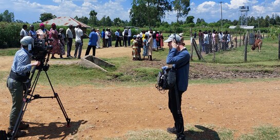 Ein Journalist bei der Arbeit zu seinem Beitrag für den Journalistenpreis Humanitäre Hilfe
