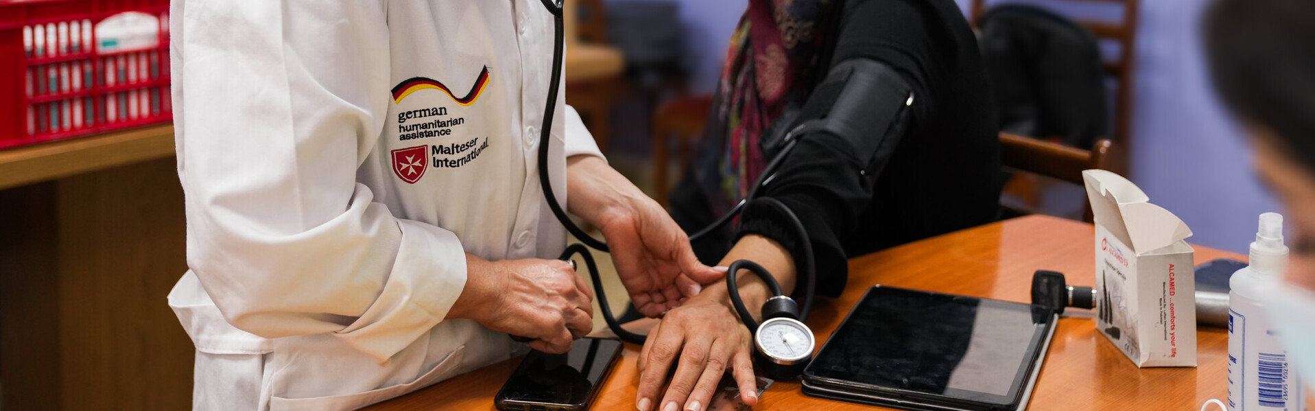 Eine Helferin versorgt eine Frau in einer mobilen Klinik in Beirut