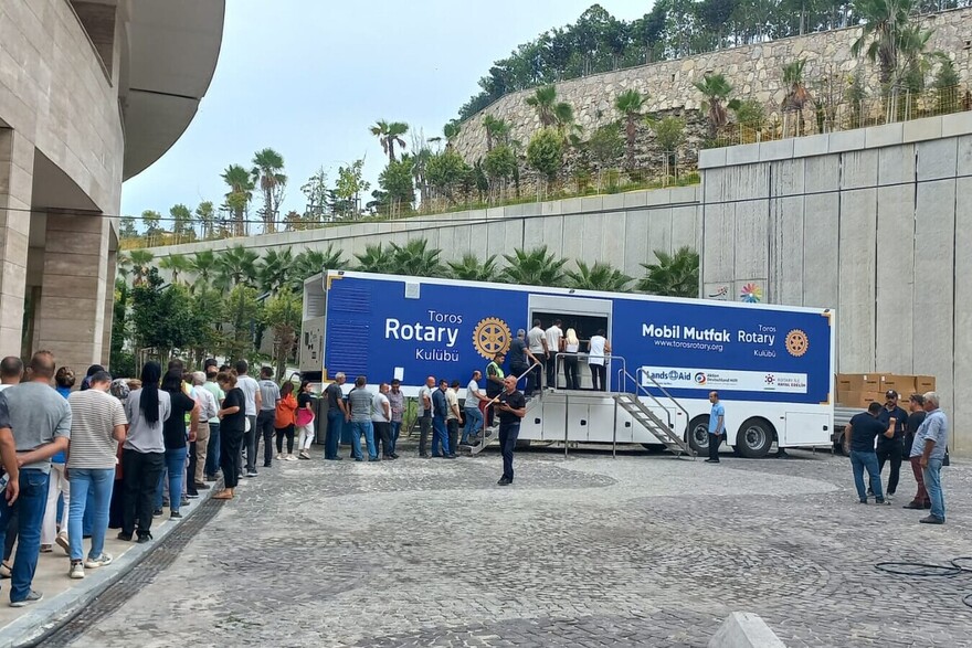 Viele Menschen stehen vor einem Foodtruck in der Türkei an, um sich mit notwendigen Lebensmitteln zu versorgen Viele Menschen stehen vor einem Foodtruck in der Türkei an, um sich mit notwendigen Lebensmitteln zu versorgen