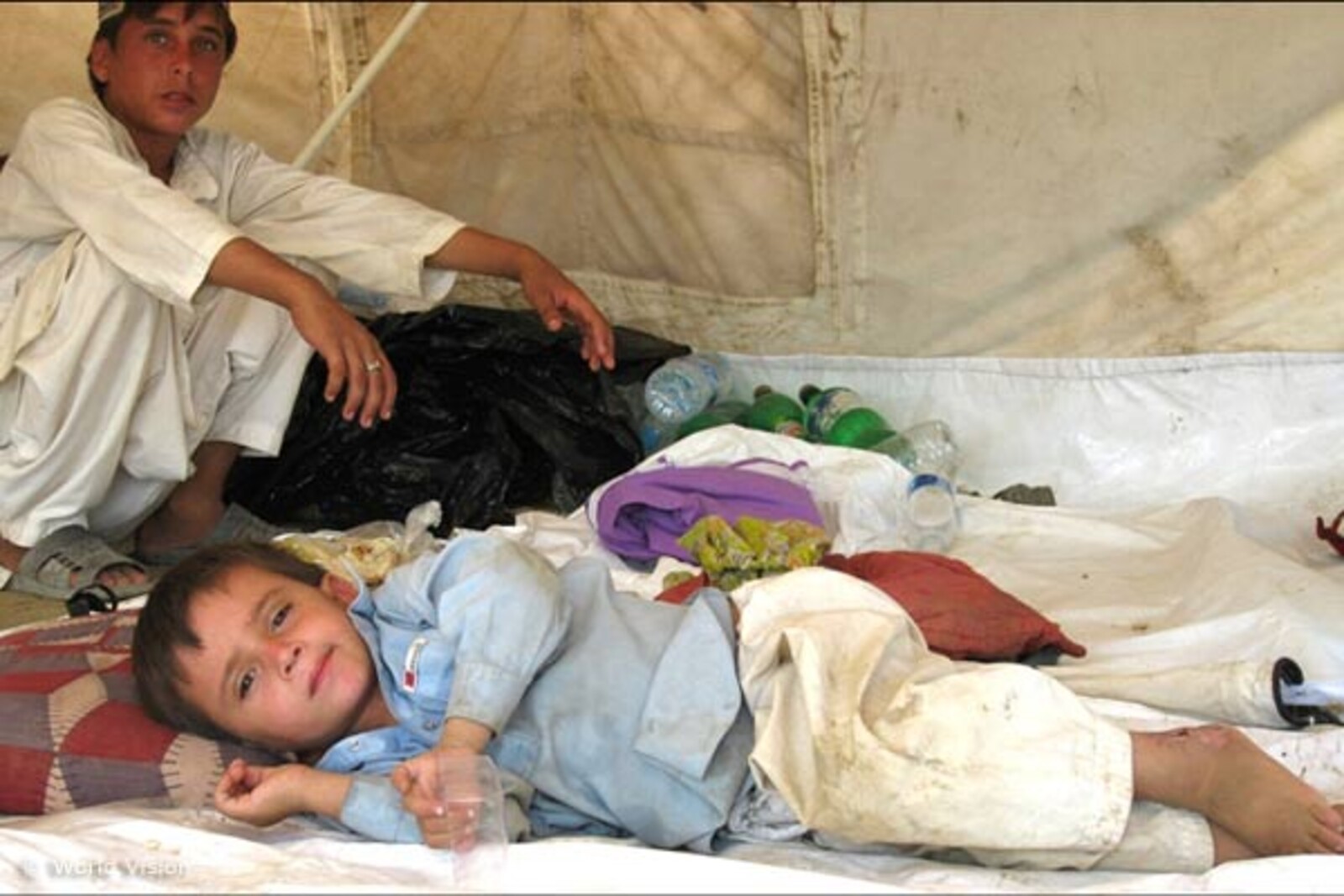 Flut Pakistan: Zwei Jungen im Zelt